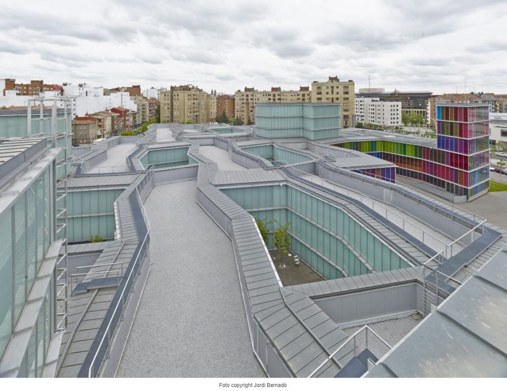 Vista aérea del edificio del MUSAC en León celebrando su 15 aniversario como referente de arte contemporáneo.
